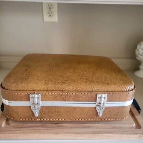 Vintage Brown Vanity Hard Shell Suitcase W Handle and 2 Latches - Picture 6 of 10